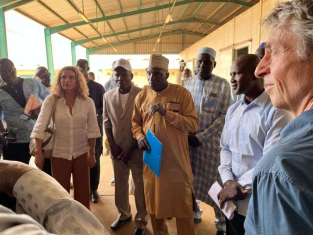 Groupe de personne visitant la chambre froide de conservation de semence de pomme de terre