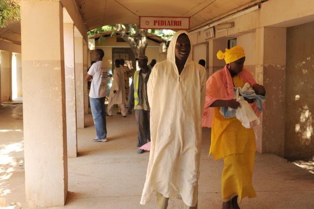Personnes dans l'hôpital de Ourossogui