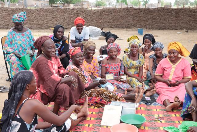 Groupes de femmes assises par terre
