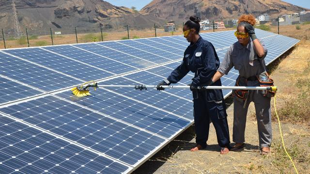 Jeunes en formation professionnelle avec panneaux photovoltaïques
