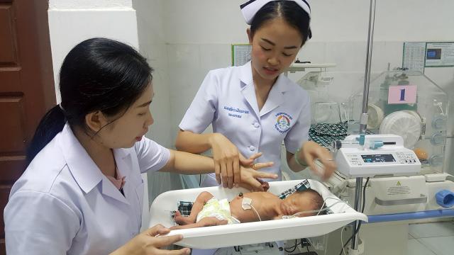 Une infirmière montre les bons gestes à une étudiante après la première naissance de l'hôpital de Bolikhamxay