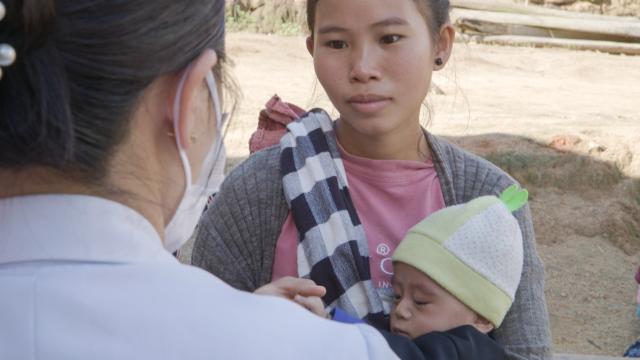 Mère portant son enfant dans les bras