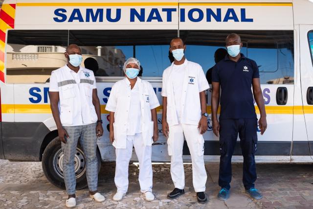 Infirmiers devant une ambulance du SAMU National au Sénégal