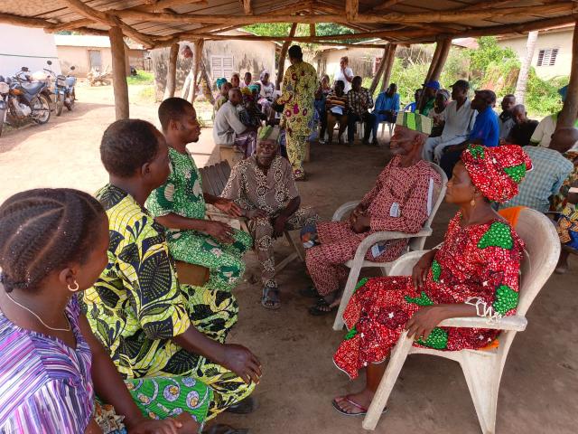 Groupe de personnes au Togo assises