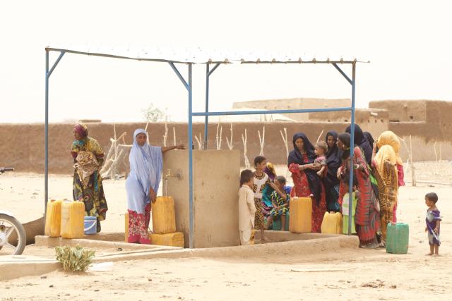 Enfants et femmes près d'une borne à eau au Niger