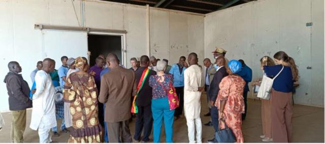 Groupe de personne visitant la chambre froide de conservation de semence de pomme de terre
