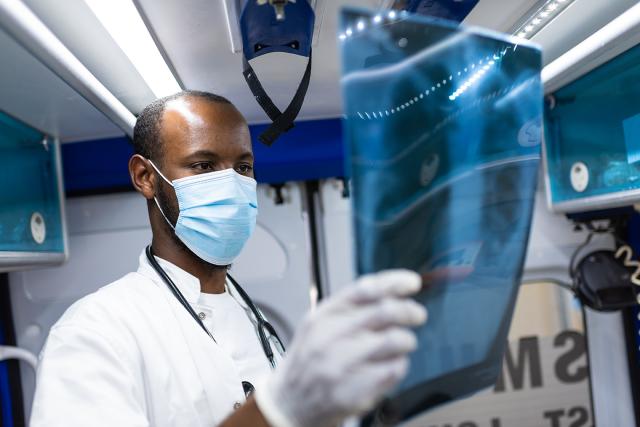 Médecin urgentiste consultant une radio