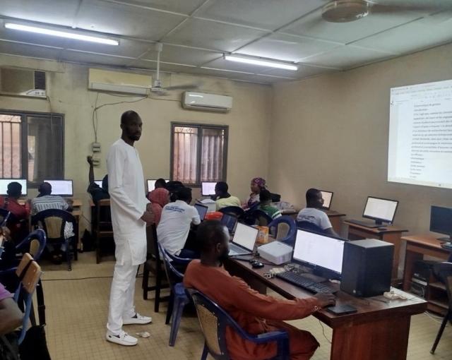 Jeunes dans une salle de formation