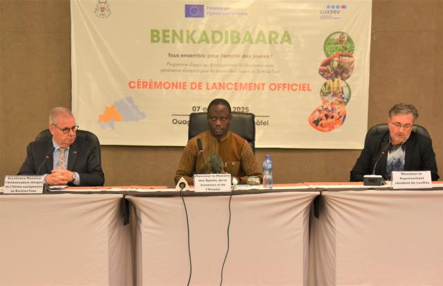 Présidium avec au centre le ministre Roland SOMDA