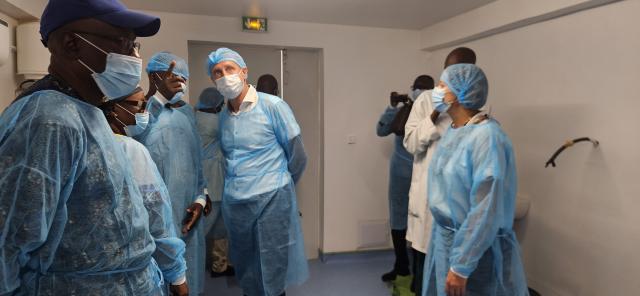 Groupe de personnes portant des blouses et masques chirurgicaux dans une salle d'hôpital