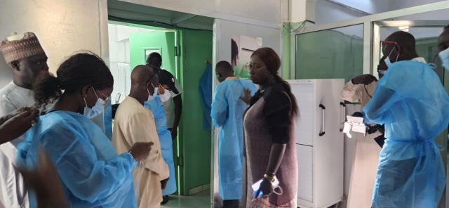 Personnes en blouses chirurgicales dans un couloir d'hôpital