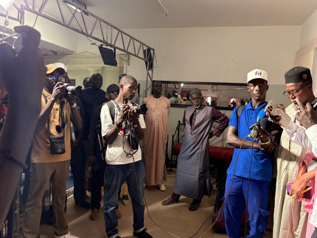 Intervenants face aux journalistes lors d'un point presse