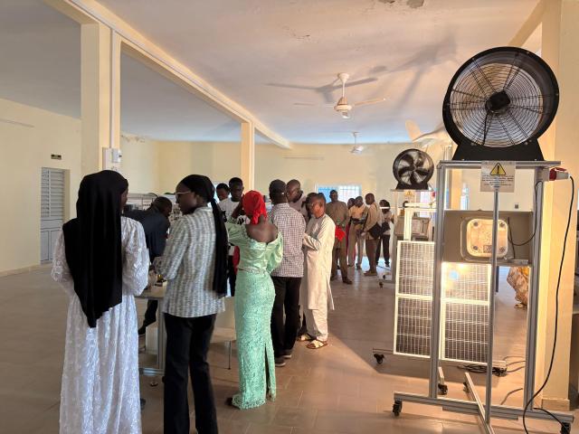 Groupe de personnes assistant à l'inauguration d'une salle dédiée à la filière énergies renouvelables