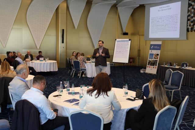 Trainer talking to participants 