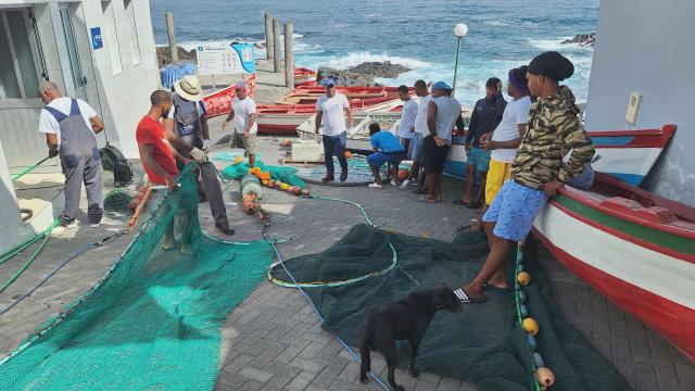 Pêcheurs étendant des filets sur le sol
