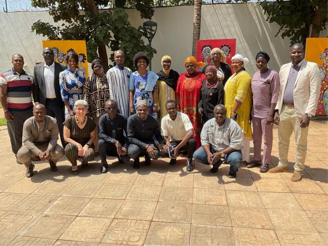 Groupe de personnes posant dans une cour
