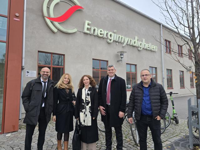 ERO officials posing for a picture in front of the Swedish Energy Agency building