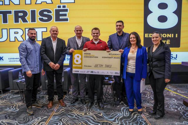 Student winners at Wood Convention posing