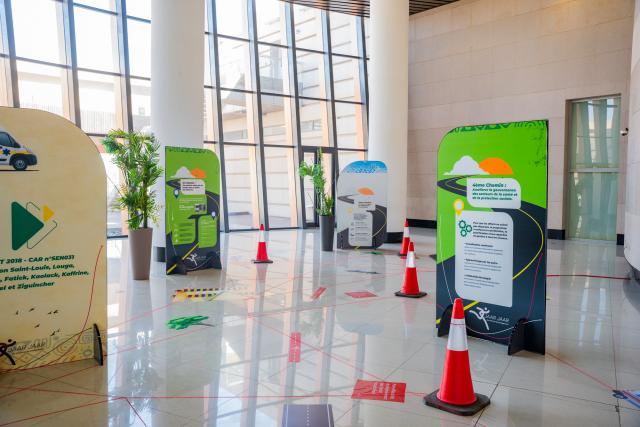 Panneaux verticaux formant un parcours d'exposition