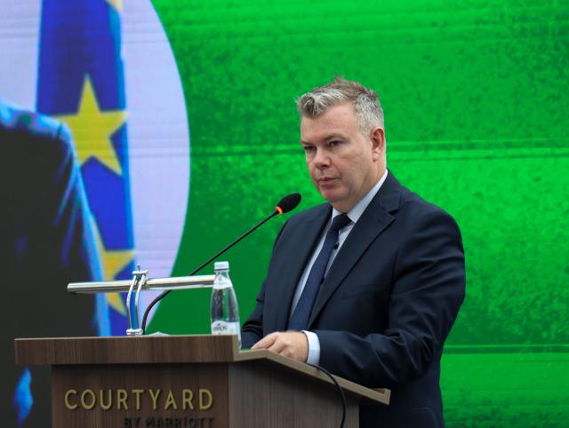 Ambassador Dietz addressing participants at Kosovo Green Business