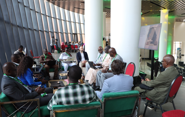 Groupe de personnes assisses dans des fauteuils et participant à une table ronde