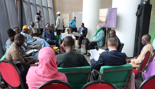 Groupe de personnes assises dans des fauteuils et participant à une table ronde