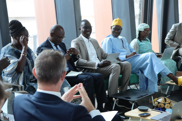 Groupe de personnes assises dans des fauteuils et participant à une table ronde