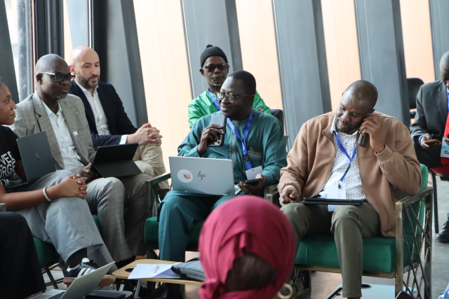 Groupe de personnes assises dans des fauteuils et participant à une table ronde