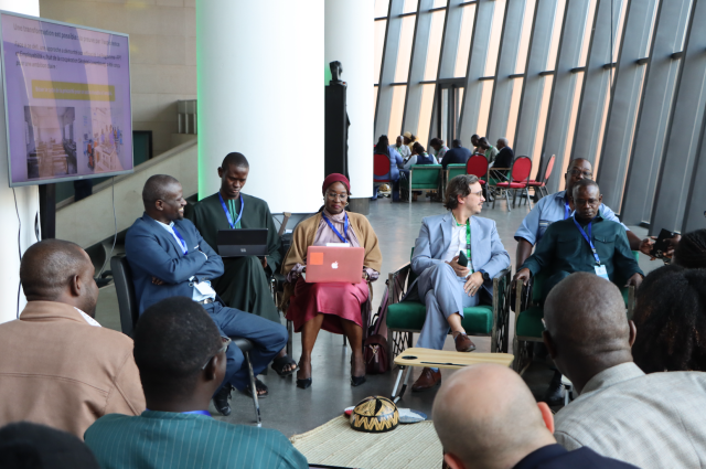 Groupe de personnes assises dans des fauteuils et participant à une table ronde