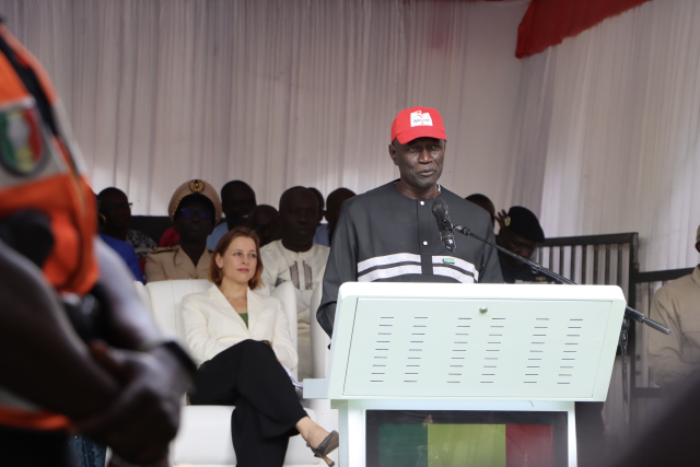Homme prononçant un discours