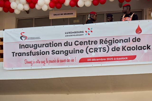 Banderole d'inaugauration sur bâtiment