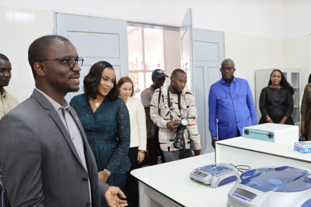 Groupe de personne visitant un laboratoire
