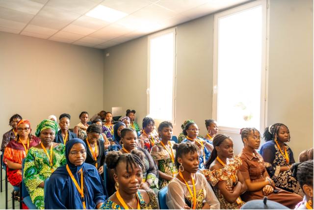 Groupe de jeunes femmes assises sur des chaises