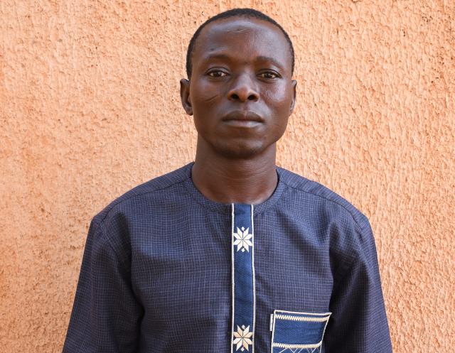 Portrait d'un homme sur fond orangé