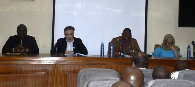 Quatre personnes présidant la session du comité technique de suivi