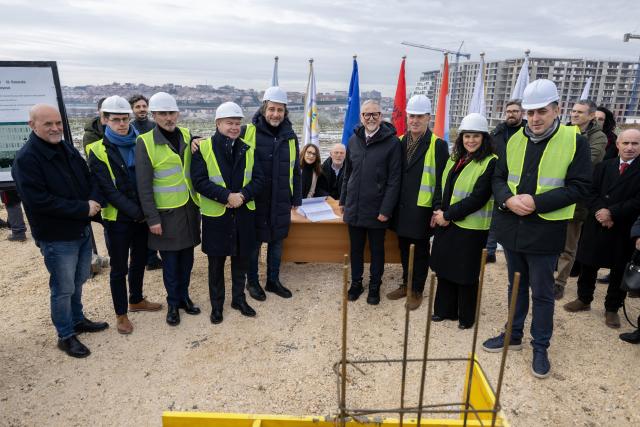 Group photo at the groundbreaking ceremony for the new building for health professionals