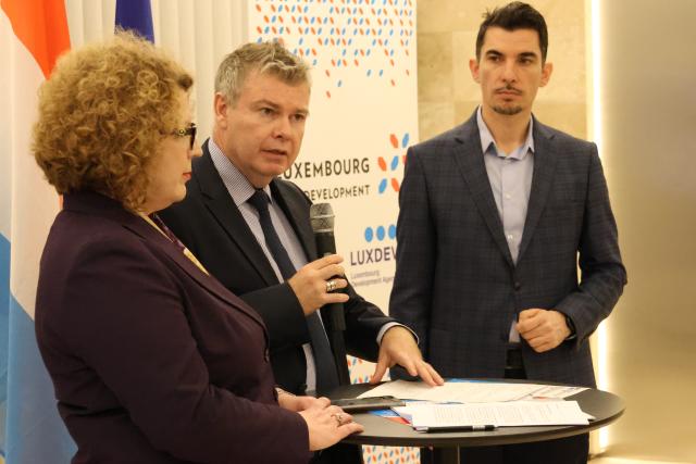 Ambassador and Minister presenting LuxAid Demonstration Fund to business community