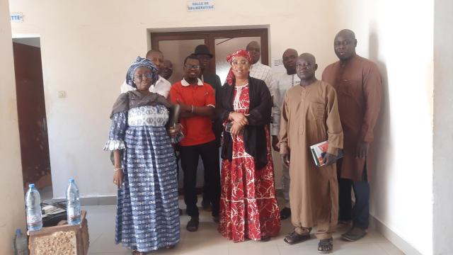 Groupe de personnes posant debout
