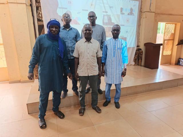 Groupe d'homme posant debout