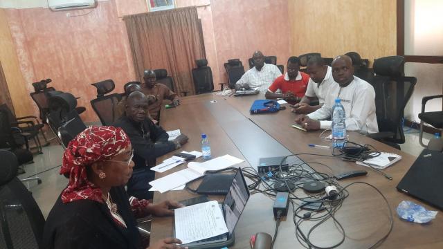 Groupe de personnes assises autour d'une table dans une salle de réunion