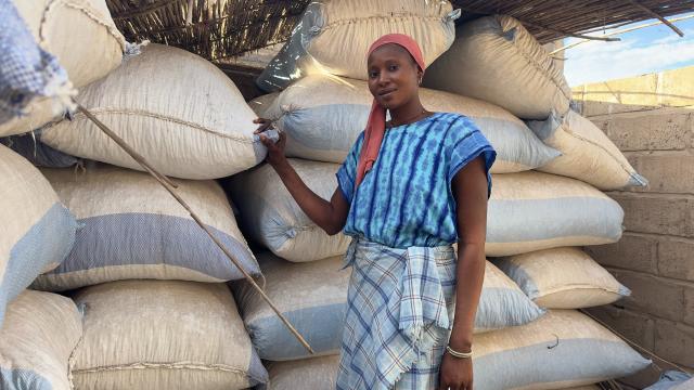 Femme sénégalaise devant des sacs d'arachide
