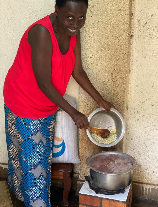 Femme devant son réchaud à pellets