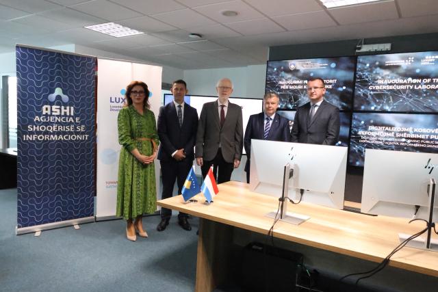Officials posing during the cubersecurity lab launch
