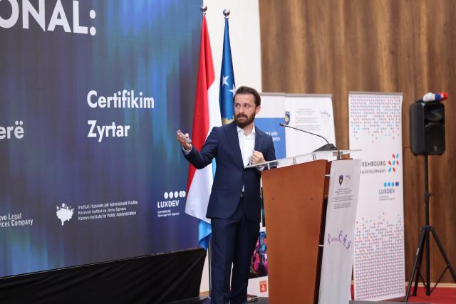 Expert presents the new online training platform to participants